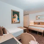 Unique Hauptbahnhof 4*