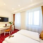 Unique Hauptbahnhof Hotel 4*