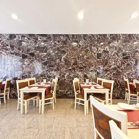 Unique Hauptbahnhof Hotel 4*