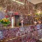 Unique Hauptbahnhof 호텔 4*