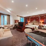 Unique Hauptbahnhof Hotel 4*