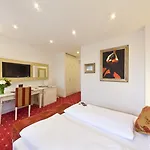 Hotel Unique Hauptbahnhof 4*