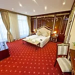 Hotel Unique Hauptbahnhof 4*