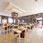 Unique Hauptbahnhof 4*