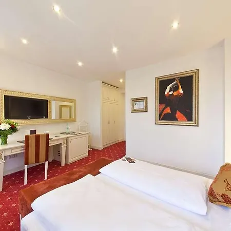 Unique Hauptbahnhof Hotel 4*