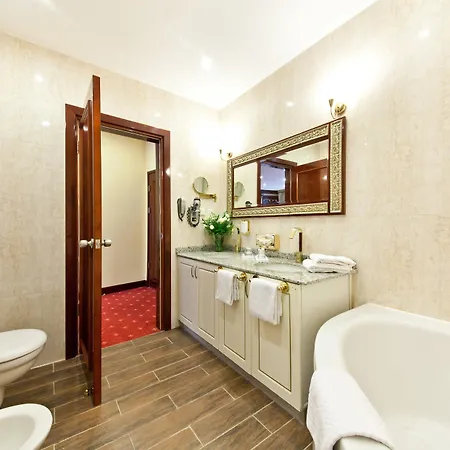 Hotell Unique Hauptbahnhof 4*