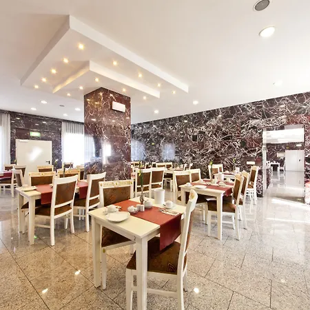 Unique Hauptbahnhof 4*