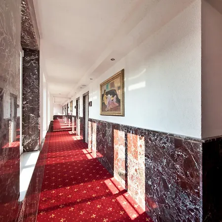 Unique Hauptbahnhof Hotel 4*