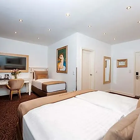 Unique Hauptbahnhof Hotel 4*