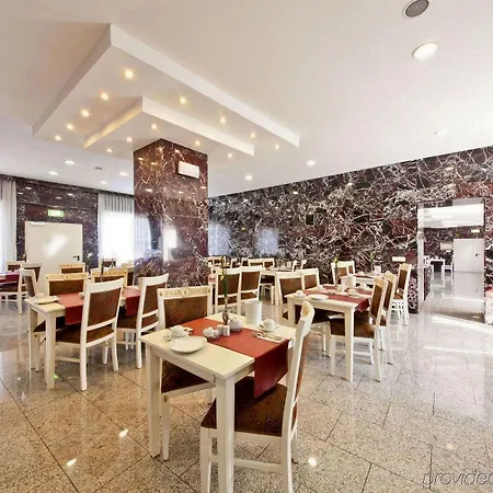 Unique Hauptbahnhof Hotel 4*