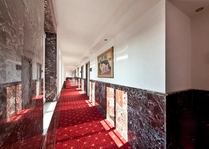 Unique Hauptbahnhof Hotel 4*